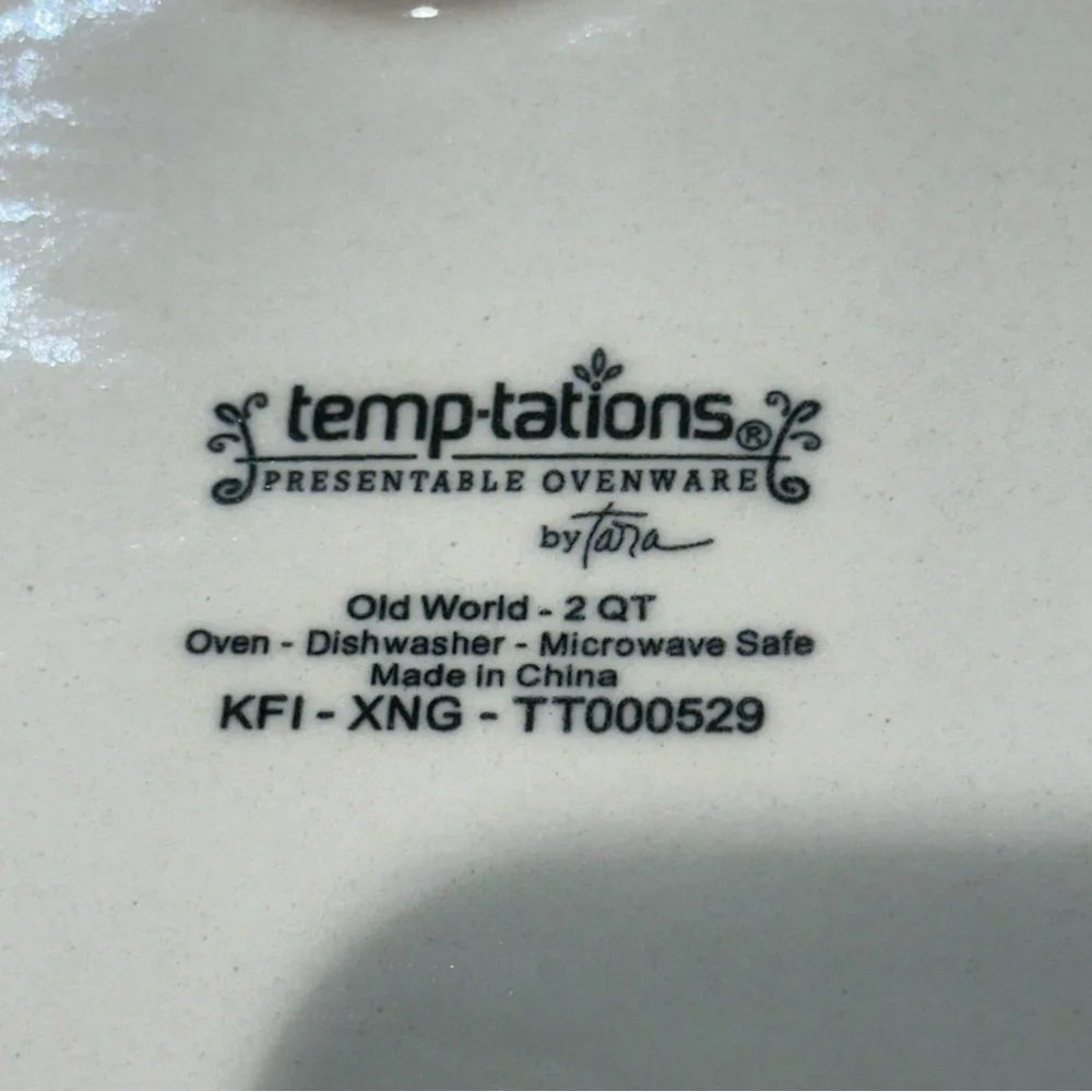 Temp-Tations Old World Confetti Tree Figural 2 QT Ovenware Baker. NWOT